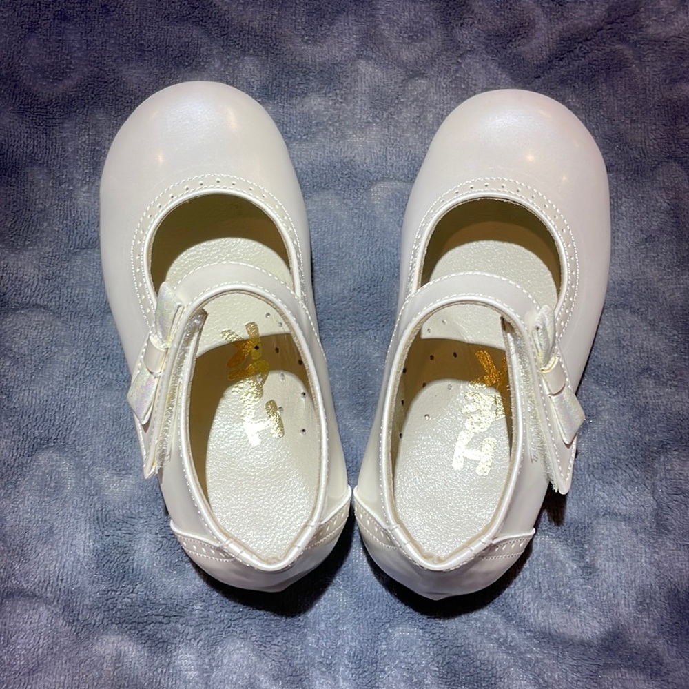 H&K brand new Pearl white shoes for toddlers size 24 US 8